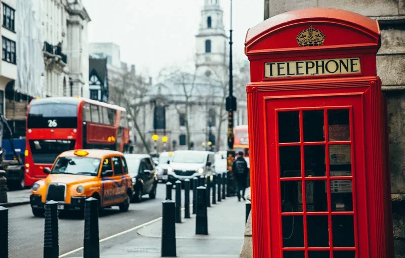 Indian entrepreneur using a UK phone number and call forwarding service from India