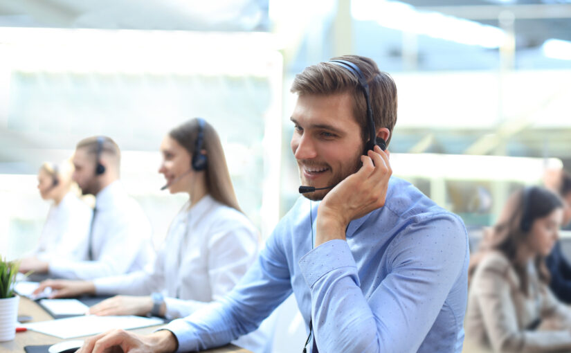 Indian entrepreneur using a UK VOIP phone number to answer UK business calls remotely