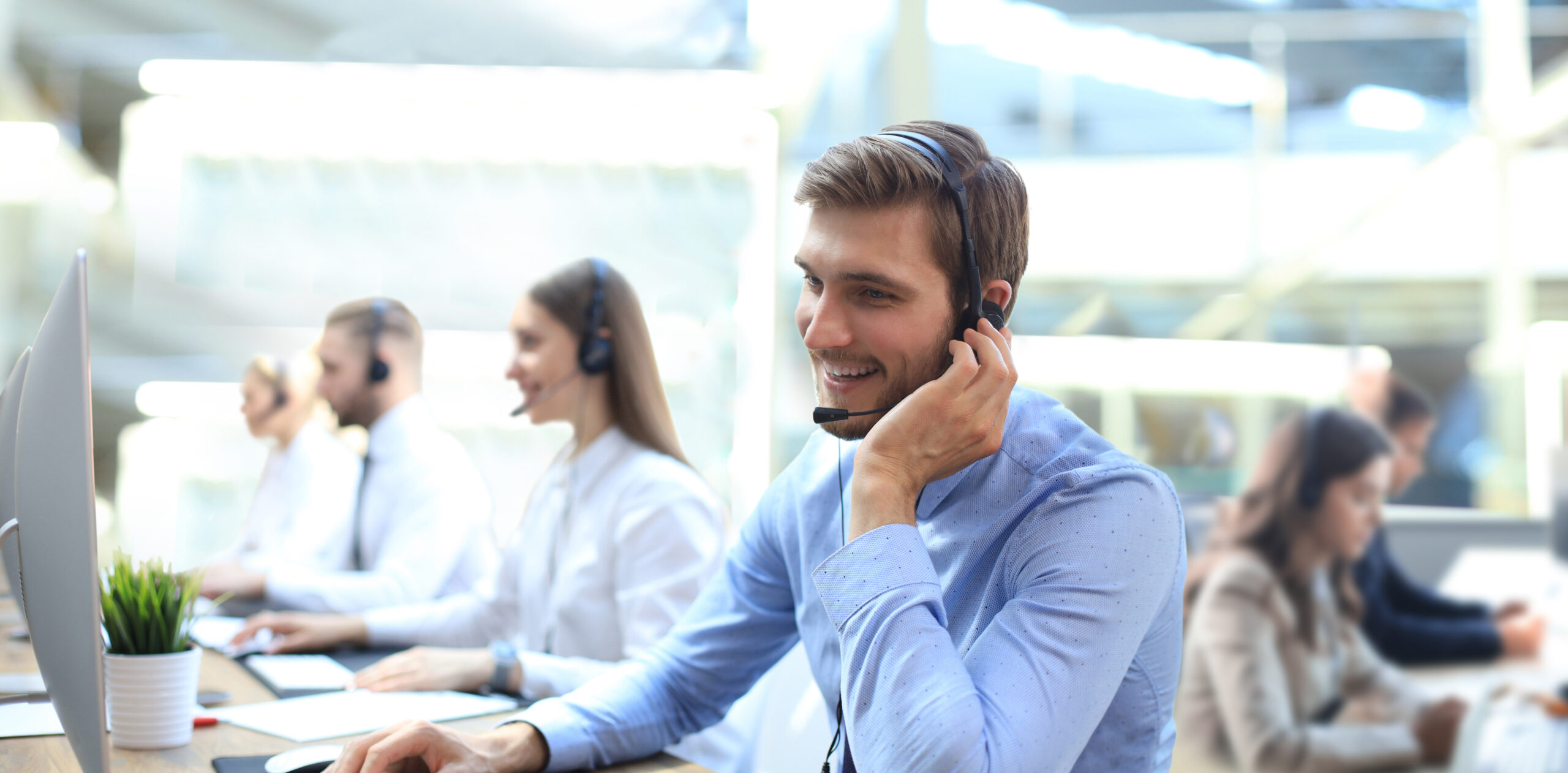 Indian entrepreneur using a UK VOIP phone number to answer UK business calls remotely
