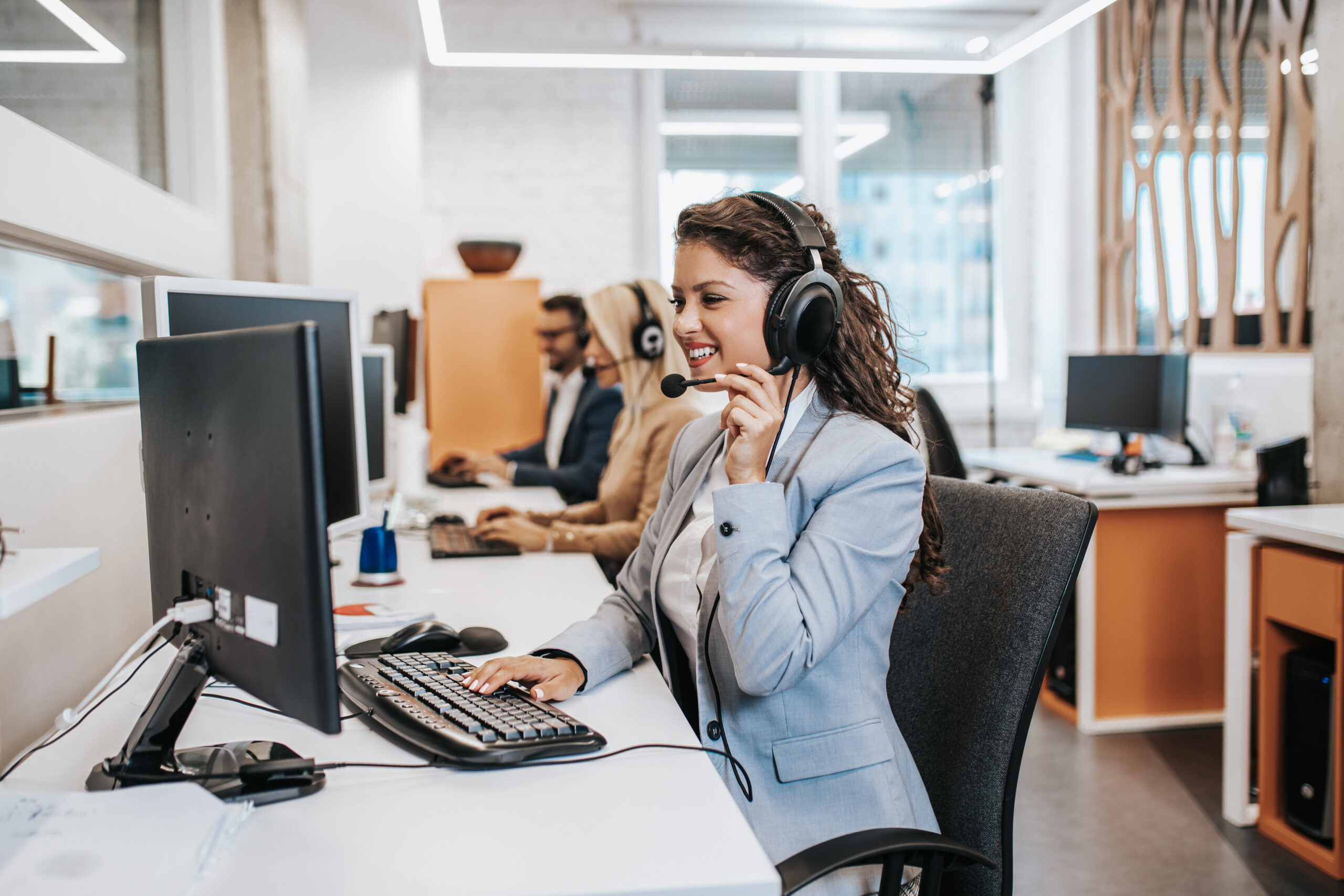 Call forwarding vs call answering comparison for Indian businesses serving UK customers